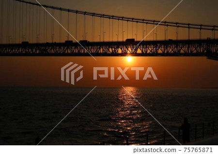 Sunset of the Akashi Kaikyo Bridge 75765871