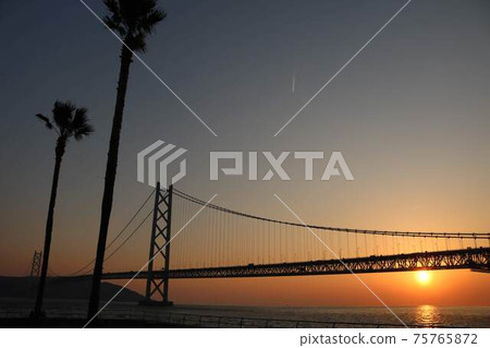 Sunset of the Akashi Kaikyo Bridge 75765872