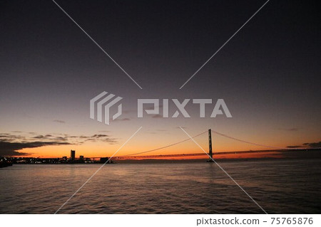 Sunset of the Akashi Kaikyo Bridge 75765876