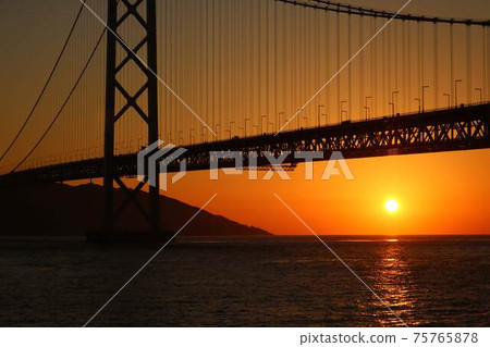 Sunset of the Akashi Kaikyo Bridge 75765878