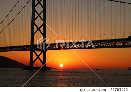 明石海峽大橋的日落 明石海峽大橋的日落 75765913