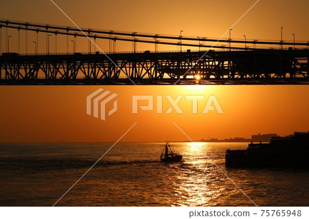 Sunset of the Akashi Kaikyo Bridge 75765948