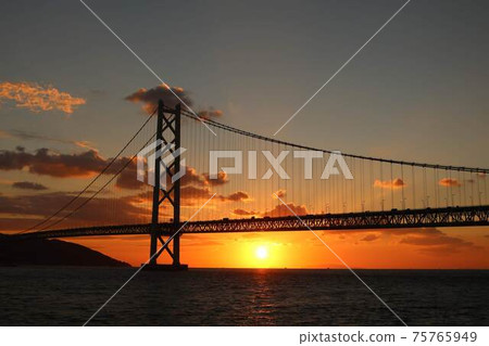 Sunset of the Akashi Kaikyo Bridge Sunset of the Akashi Kaikyo Bridge 75765949