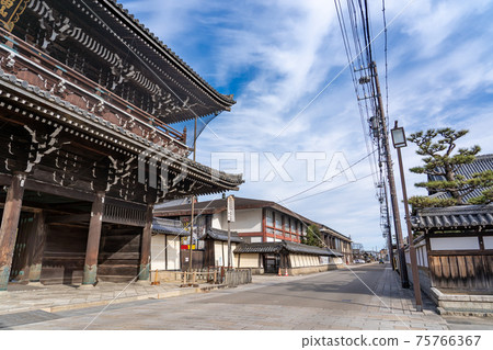 三重縣津市伊信頓,高田元山淺草寺的宏偉大門和城市景觀 三重縣津市伊信頓,高田元山淺草寺的宏偉大門和城市景觀 75766367