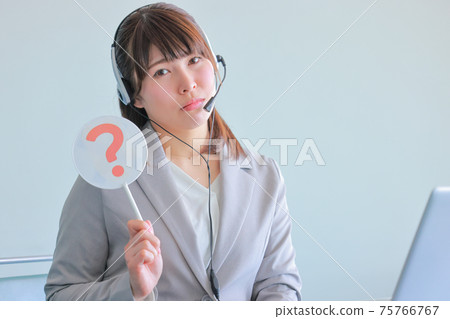 ??運算符女人舉起盤子 75766767