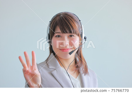 第三點姿勢操作員女人 75766770