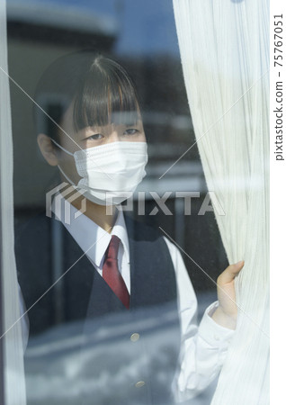 Junior high school students looking out from the window (image of request to refrain from going out) 75767051