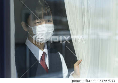 Junior high school students looking out from the window (image of request to refrain from going out) 75767053