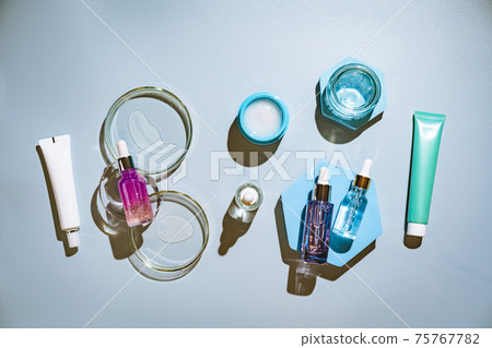 Bottles with serum or oil 75767782