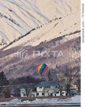 Hot-air balloon mooring in Hakuba village in winter 75769089