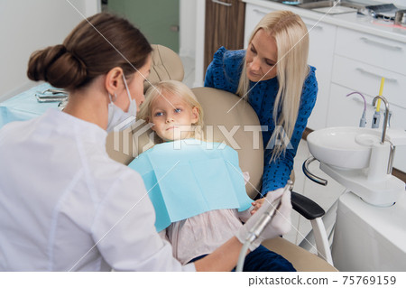 A mom with a child at the dentist's appointment A mom with a child at the dentist's appointment 75769159