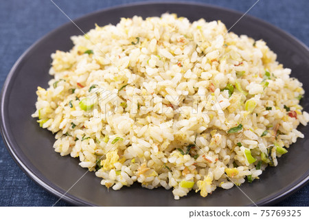 美味的雪蟹炒飯 75769325