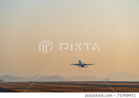 Aircraft taking off from Yamaguchi Ube Airport in the morning 75769472