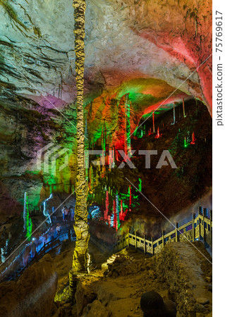 Huanglong Yellow Dragon Cave - China 75769617