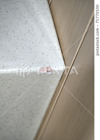 The edge of the bathtub whose surface has cracked The edge of the bathtub whose surface has cracked 75770500