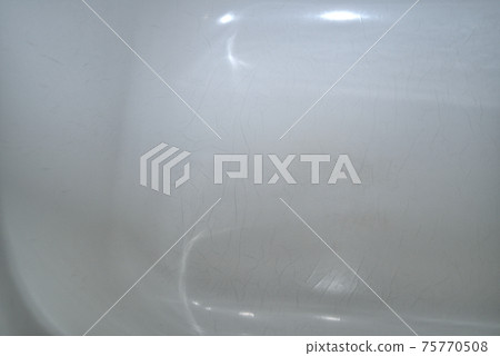 Bathtub with streaks due to aging 75770508