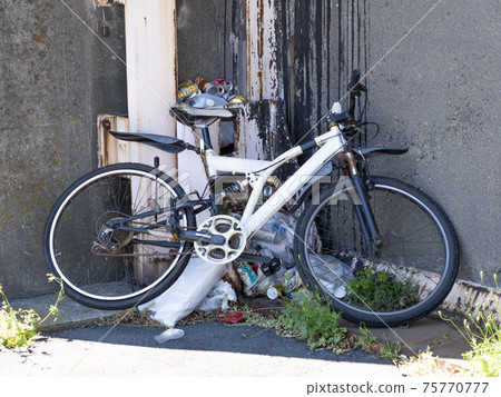 Illegal dumping of bicycles 75770777