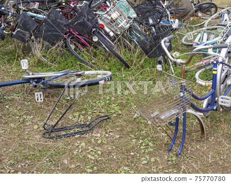 Illegal dumping of bicycles 75770780