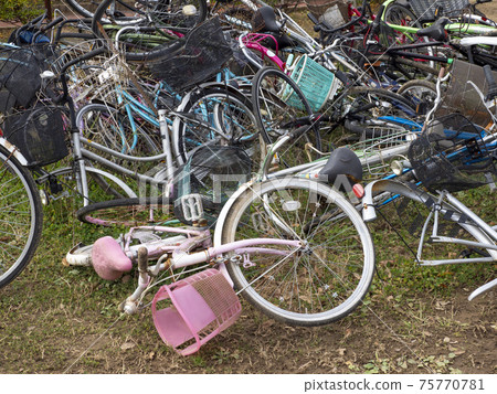 Illegal dumping of bicycles 75770781