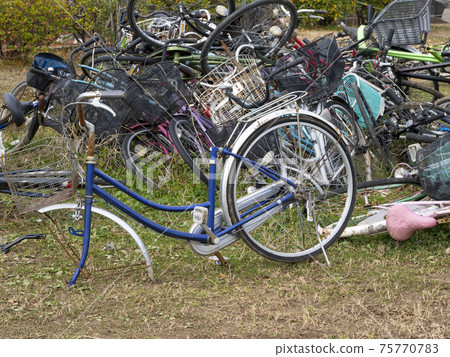 Illegal dumping of bicycles 75770783