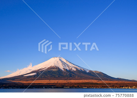 Blue sky and magnificent Mount Fuji 75770888