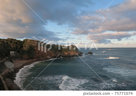 日落海和懸崖三重 75771074