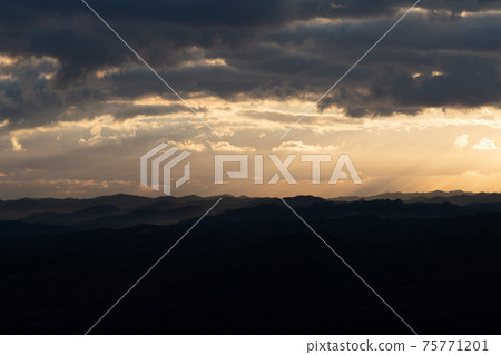 天空，月亮，晚，山頂，森林，金光市，千葉縣，鹿山，森林，朝日，日出，光線，性質 75771201