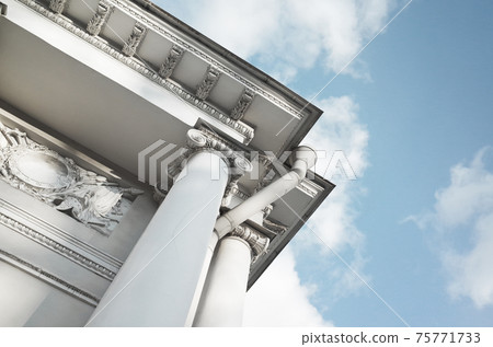 Corner with white pillars of classical portico 75771733