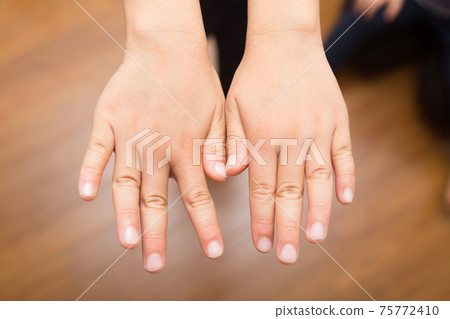 孩子的手 75772410