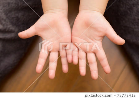 Child's hand 75772412