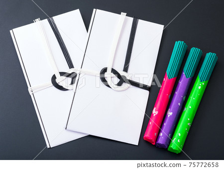 香袋和香棒。葬禮/葬禮圖片。 75772658