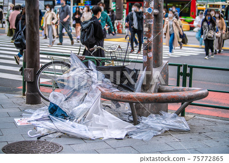 日本東京城市景觀:春季風暴的傷痕...十字路口旁邊有一把雨傘。在宣布取消的第一天,很多人... = 3月22日 日本東京城市景觀:春季風暴的傷痕...十字路口旁邊有一把雨傘。在宣布取消的第一天,很多人... = 3月22日 75772865