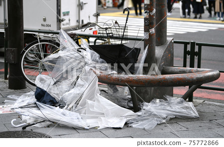 日本東京城市景觀:春季風暴的傷痕...十字路口旁邊有一把雨傘。在宣布取消的第一天,很多人... = 3月22日 日本東京城市景觀:春季風暴的傷痕...十字路口旁邊有一把雨傘。在宣布取消的第一天,很多人... = 3月22日 75772866