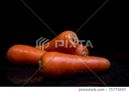 Delicious and fresh vegetable carrots (carrots, carrots) Delicious and fresh vegetable carrots (carrots, carrots) 75773697