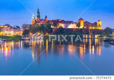Night Wawel castle, Krakow, Poland 75774473