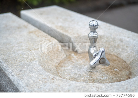 公園飲水機 75774596