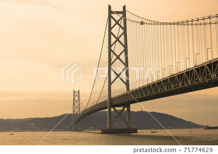 明石海峽大橋在晚上 明石海峽大橋在晚上 75774629