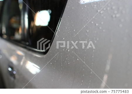 洗車時在淋浴時沖洗後殘留有水滴的車身 洗車時在淋浴時沖洗後殘留有水滴的車身 75775483