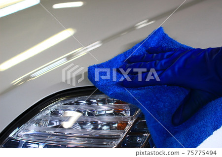 After washing the car, blow up the body with a microfiber towel After washing the car, blow up the body with a microfiber towel 75775494