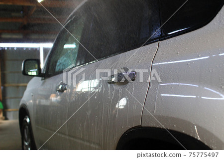Rinse the car body with a shower when washing the car 75775497