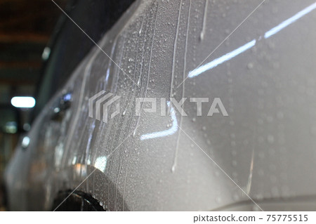 水滴從車體流下 水滴從車體流下 75775515