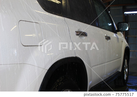 洗車時在淋浴時沖洗後殘留有水滴的車身 洗車時在淋浴時沖洗後殘留有水滴的車身 75775517