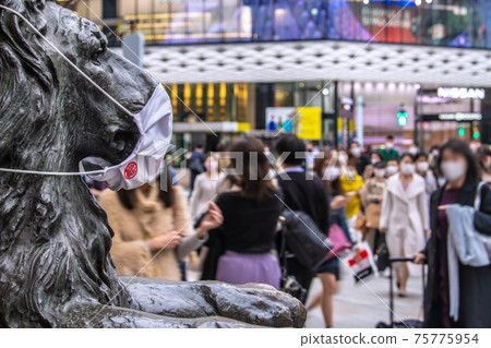 取消日本東京城市景觀的第一天(取消緊急狀態),東京銀座,人滿為患= 3月22日 取消日本東京城市景觀的第一天(取消緊急狀態),東京銀座,人滿為患= 3月22日 75775954