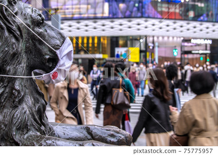 取消日本東京城市景觀的第一天（取消緊急狀態），東京銀座，人滿為患= 3月22日 75775957