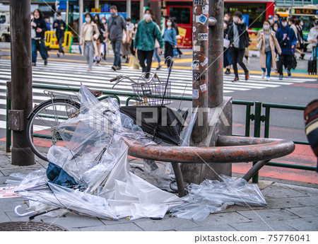 Tokyo cityscape of Japan: The scars of a spring storm ... There is a mountain of umbrellas beside the intersection. On the first day of declaring cancellation, many people ... = March 22 Tokyo cityscape of Japan: The scars of a spring storm ... There is a mountain of umbrellas beside the intersection. On the first day of declaring cancellation, many people ... = March 22 75776041