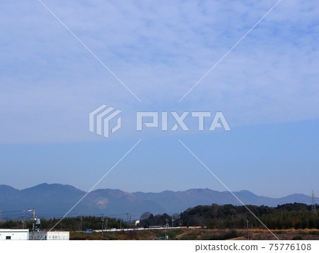 美麗的鄉村風光,三重縣鈴鹿山的晴朗天氣 美麗的鄉村風光,三重縣鈴鹿山的晴朗天氣 75776108