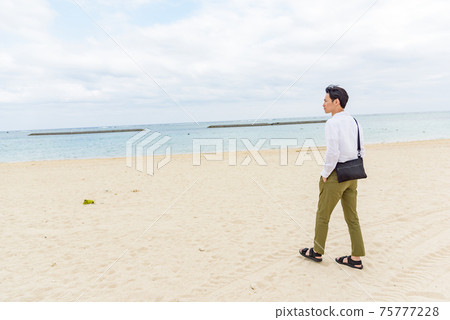 在前里海灘觀光的男人 75777228