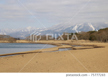 2021年3月從福島縣豬苗代市Shidahama的萬代山景色 2021年3月從福島縣豬苗代市Shidahama的萬代山景色 75777283