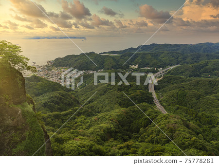 [千葉縣/ Nokogiri山]在Boso半島的Futtsu Tateyama Road，Kanaya港口和Uraga Suido日落。 75778281
