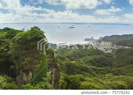 [千葉縣/ Nokogiri山]在Boso半島的Kanaya和Uraga Suido港口運營的油輪船。 75778282